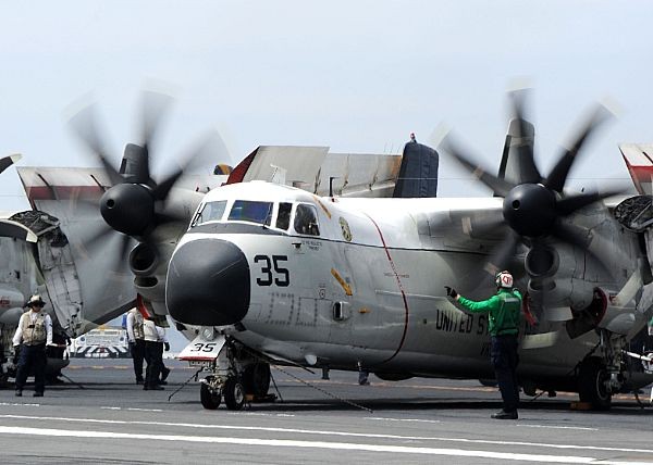 Một chieeecs tuần thám C-2A Greyhound trên boong tàu sân bay USS Ronald Reagan (CVN 76) đang hoạt động trên Thái Bình Dương ngày 13/7/2013